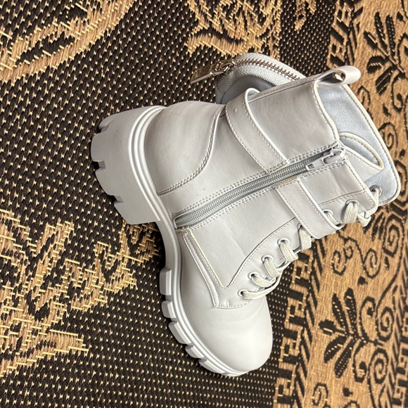 Stylish White Women's Boots size 9.5 - Picture 4 of 8